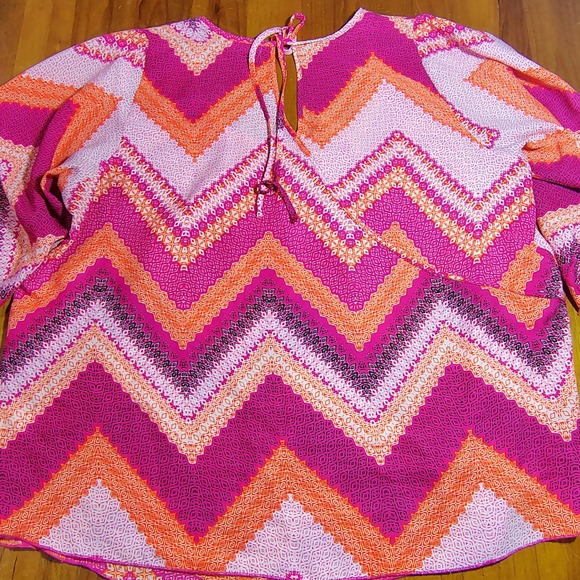 Free 2 Luv Women 1X Chevron Print Tie Neck Blouse Pink Orange Boho festival - Picture 6 of 8